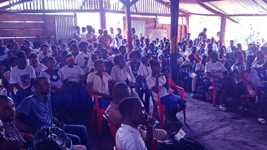 En 2025, séance d'enseignement par les animateurs de la CMPA avec les habitants de Mbandaka, dans la province de l'Equateur